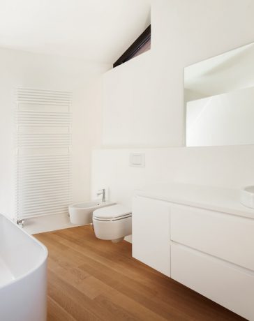 Houten vloer in de badkamer