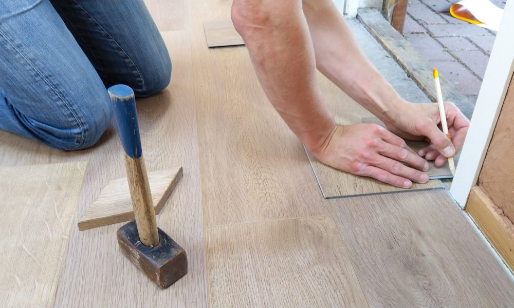 Zelf vloer leggen of uitbesteden De voor- en nadelen op een rijtje!