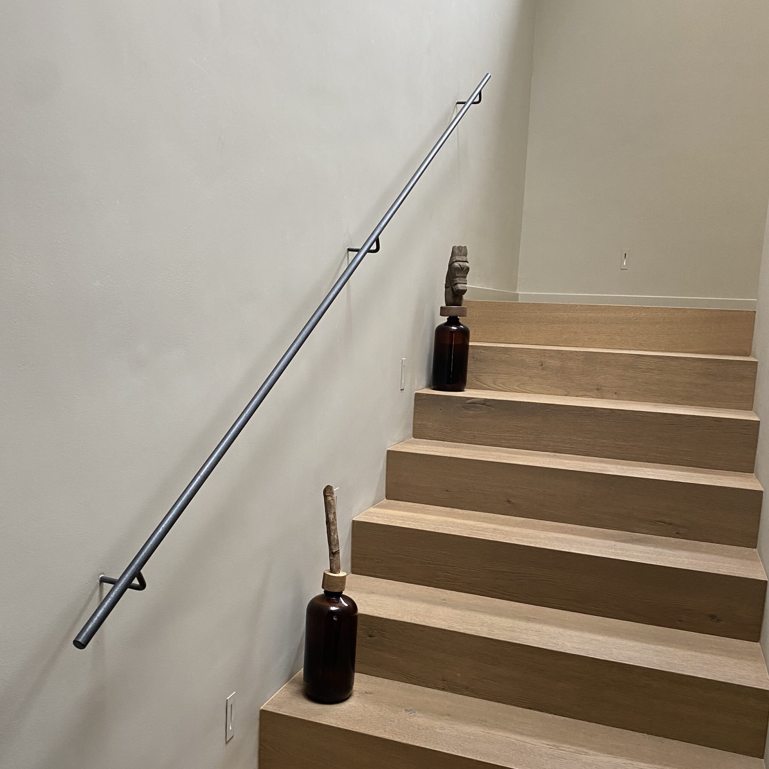 Een unieke smeedijzeren trapleuning als eye-catcher.
