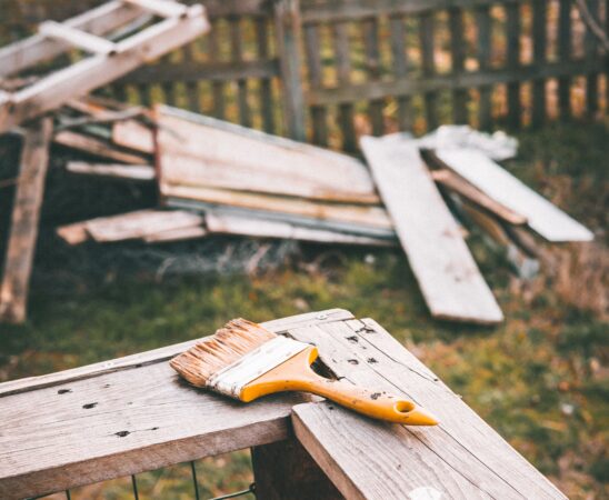 Je bestaande tuin opnieuw laten ontwerpen? Lees over beplanting, privacy, afwatering en het kiezen van een geschikt hoveniersbedrijf.